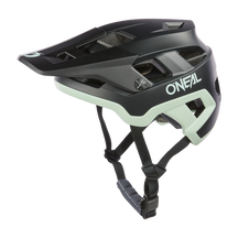 El casco O'NEAL Defender Solid es un casco de ciclista negro y gris claro de O'NEAL con visera, orificios de ventilación y mentonera ajustable.
