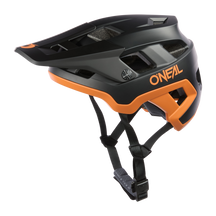 El casco O'NEAL Defender Solid es un casco para bicicleta de montaña de color negro y naranja de O'NEAL con visera, orificios de ventilación y correa ajustable para la barbilla, que se muestra sobre un fondo blanco.