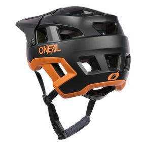 El casco O'NEAL Defender Solid en negro y naranja tiene varias aberturas de ventilación, correas para la barbilla y visera. Se muestra de lado sobre un fondo blanco.