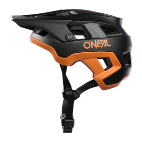 El casco O'NEAL Defender Solid en negro y naranja tiene una correa ajustable, aberturas de ventilación laterales y un aspecto elegante y moderno (vista lateral).