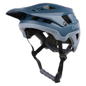 El casco O'NEAL Defender Solid es un casco all-mountain gris azulado con visera, aberturas laterales de ventilación, mentonera y el logotipo O'NEAL, ideal para enduro.
