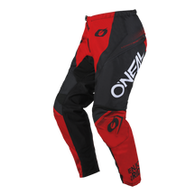 Die rot-schwarze O'NEAL ELEMENT Hose RACEWEAR hat das markante weiße O'NEAL-Logo auf dem rechten Bein, schwarze Einsätze und ein extra Motorsport-Branding für Komfort und Schutz bei jeder Fahrt.