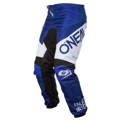 I pantaloni O'NEAL Matrix RIDEWEAR in blu, nero e bianco presentano la scritta "O'NEAL" sulla parte superiore e inferiore della gamba, ginocchia rinforzate per garantire sicurezza e comfort e un design dinamico e sportivo, ideale per la tua attrezzatura da motocross.