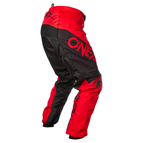 Die rot-schwarze O'NEAL MATRIX Hose RIDEWEAR Hose, hier von hinten und von der Seite, bietet Komfort und Style - ideal für deine Motocross Ausrüstung. Großes "O'NEAL" Branding an der Seite.