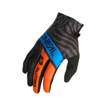 El guante O'NEAL Matrix niños SHOCKER es un guante negro para niños con rayas de cebra grises en la muñeca, detalles en azul y naranja y "O'Neal" y "ENJOY RIDE" en el dorso. Ofrece dedos ventilados y un buen ajuste, perfecto para la ropa de motorista.