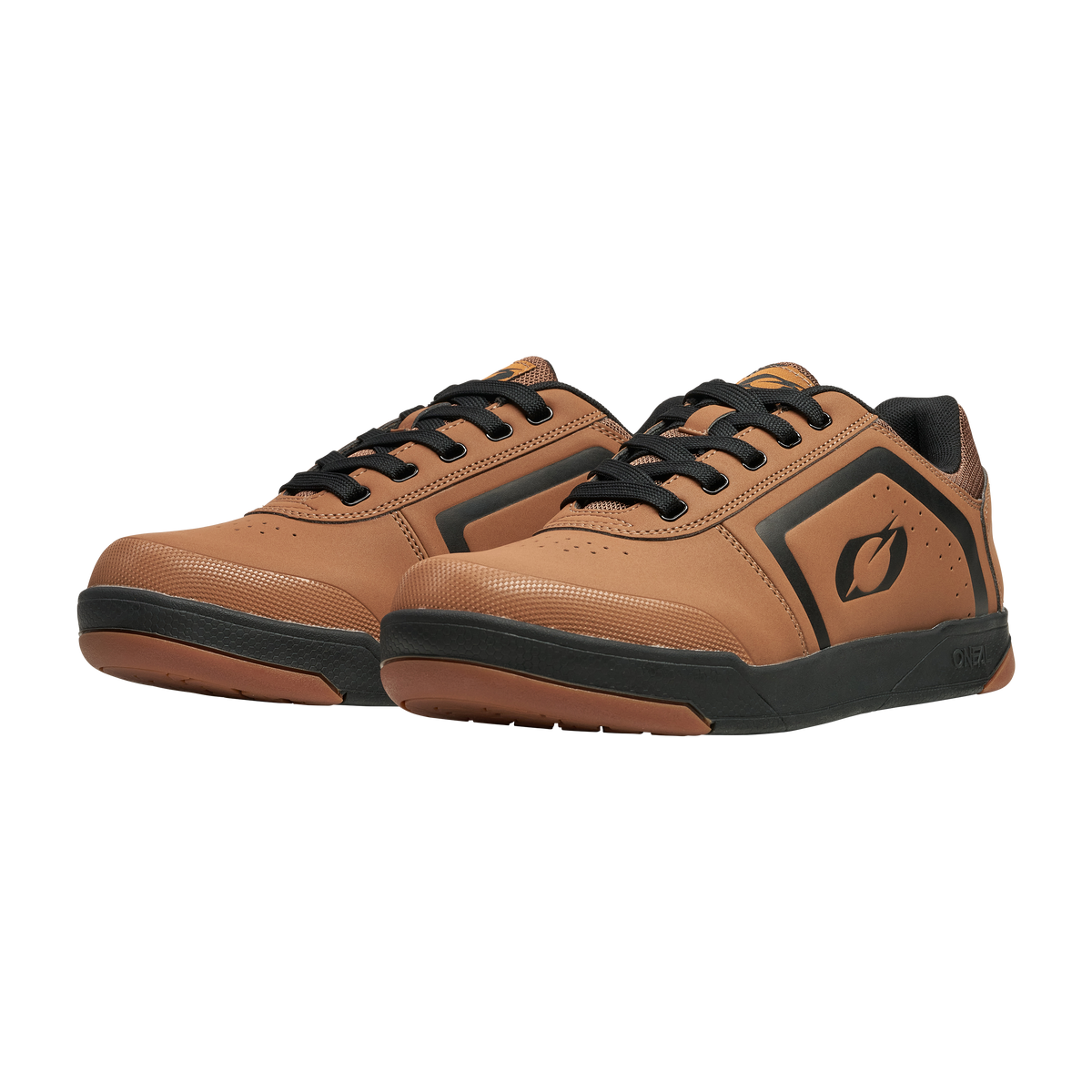 Der O'NEAL PINNED FLAT Pedal Schuh von O'NEAL in Braun und Schwarz mit seitlichem Logo ist ein Fahrradschuh zum Schnüren, der für optimalen Halt bei Fahrten mit flachen Pedalen entwickelt wurde und auf einem schlichten schwarzen Hintergrund steht.