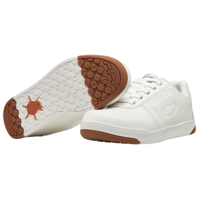 A pair of O'NEAL PINNED FLAT pedal shoes by O'NEAL with white laces, rubber-colored soles with hexagonal tread and discreet embossed logo. One shoe stands upright, the other shows its sole.