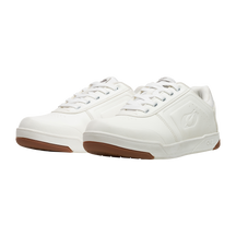 The O'NEAL PINNED FLAT pedal shoe from O'NEAL has a white low-top design, brown rubber soles, white laces and a discreet logo on the side. Designed for cycling with flat pedals, they offer exceptional grip - ideal for everyday wear or cycling.