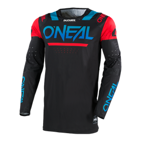 El maillot personalizado O'NEAL Prodigy FIVE FOUR tiene mangas largas negras y rojas, un logotipo azul en el pecho, orificios de ventilación para transpirabilidad en brazos y hombros: perfecto como maillot personalizado, hecho a mano en Alemania.