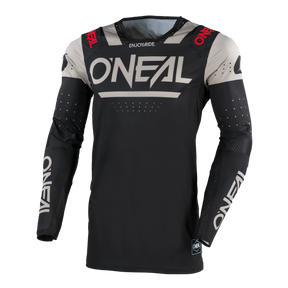 El maillot personalizado O'NEAL Prodigy FIVE FOUR presenta un diseño negro y gris con llamativas letras blancas "O'NEAL", detalles en rojo e inserciones de malla transpirable, ideal para ciclistas exigentes que buscan un estilo de maillot único.