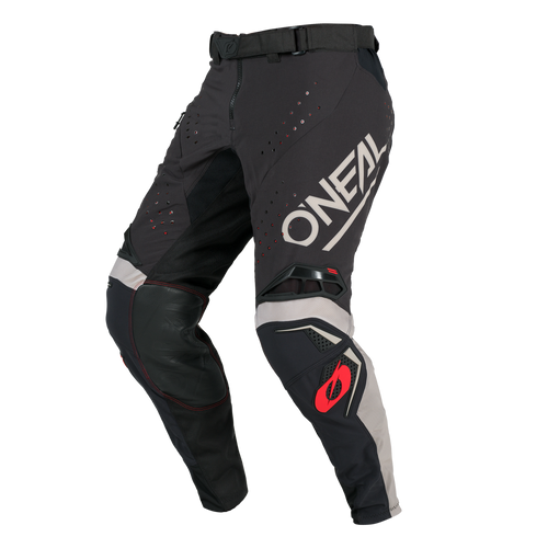 I pantaloni O'NEAL Prodigy FIVE FOUR di O'NEAL presentano colori nero e grigio, accenti rossi e bianchi, marchio 