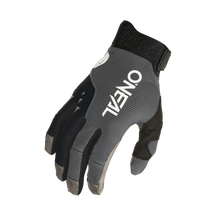 Der O'NEAL REVOLUTION Nanofront Handschuh ist ein schwarz-grauer Radfahr- oder Motocross-Handschuh mit weißem O'NEAL-Logo, Klettverschluss und verstärkten Fingerspitzen, abgebildet auf einem einfarbigen Untergrund.