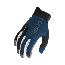 Der blau-schwarze O'NEAL REVOLUTION Nanofront Handschuh mit weißen und grauen Akzenten, der für den Einsatz im Freien oder beim Sport konzipiert wurde, ist mit der Handfläche nach unten und leicht gebogenen Fingern abgebildet.