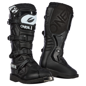 Une paire de bottes noires O'NEAL RIDER PRO 2 avec des logos et des accents blancs, plusieurs boucles, des semelles solides et des protections de tibias renforcées, présentées en vue de face et de côté.