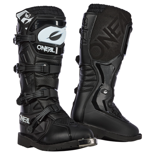 Un par de botas negras O'NEAL RIDER PRO 2 con logotipos y detalles en blanco, múltiples hebillas, suela resistente y protección reforzada en la espinilla, mostradas en vista frontal y lateral.