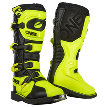 Ein Paar O'NEAL RIDER PRO 2 Stiefel in Schwarz und Neongelb, mit vier verstellbaren Schnallen, verstärkten Zehen für zusätzlichen Schutz und auffälligen O'NEAL-Logos an den Seiten und vorne.