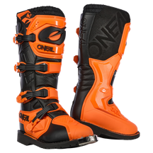 Der O'NEAL RIDER PRO 2 Boot ist ein hoher schwarz-oranger Motorradstiefel mit auffälligen Schnallen und dem O'NEAL-Logo, der für das Fahren im Gelände und zusätzlichen Schutz konzipiert wurde.