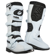 Ein Paar weiß-schwarze O'NEAL RIDER PRO 2 Stiefel mit mehreren Schnallen, stabilen Sohlen, verstärkten Zehenkappen und auffälligem O'NEAL Branding an den Seiten und Riemen für optimalen Schutz.
