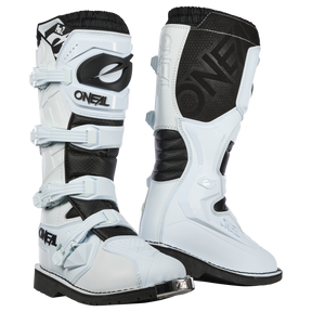 Une paire de bottes O'NEAL RIDER PRO 2 blanches et noires avec plusieurs boucles, des semelles solides, des embouts renforcés et un branding O'NEAL accrocheur sur les côtés et les lanières pour une protection optimale.