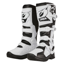 Die O'NEAL RMX PRO Stiefel sind weiß-schwarze Motocross-Stiefel mit mehreren Schnallen, strukturierten Einsätzen und einem auffälligen O'NEAL-Branding auf der Vorderseite und an den Seiten.