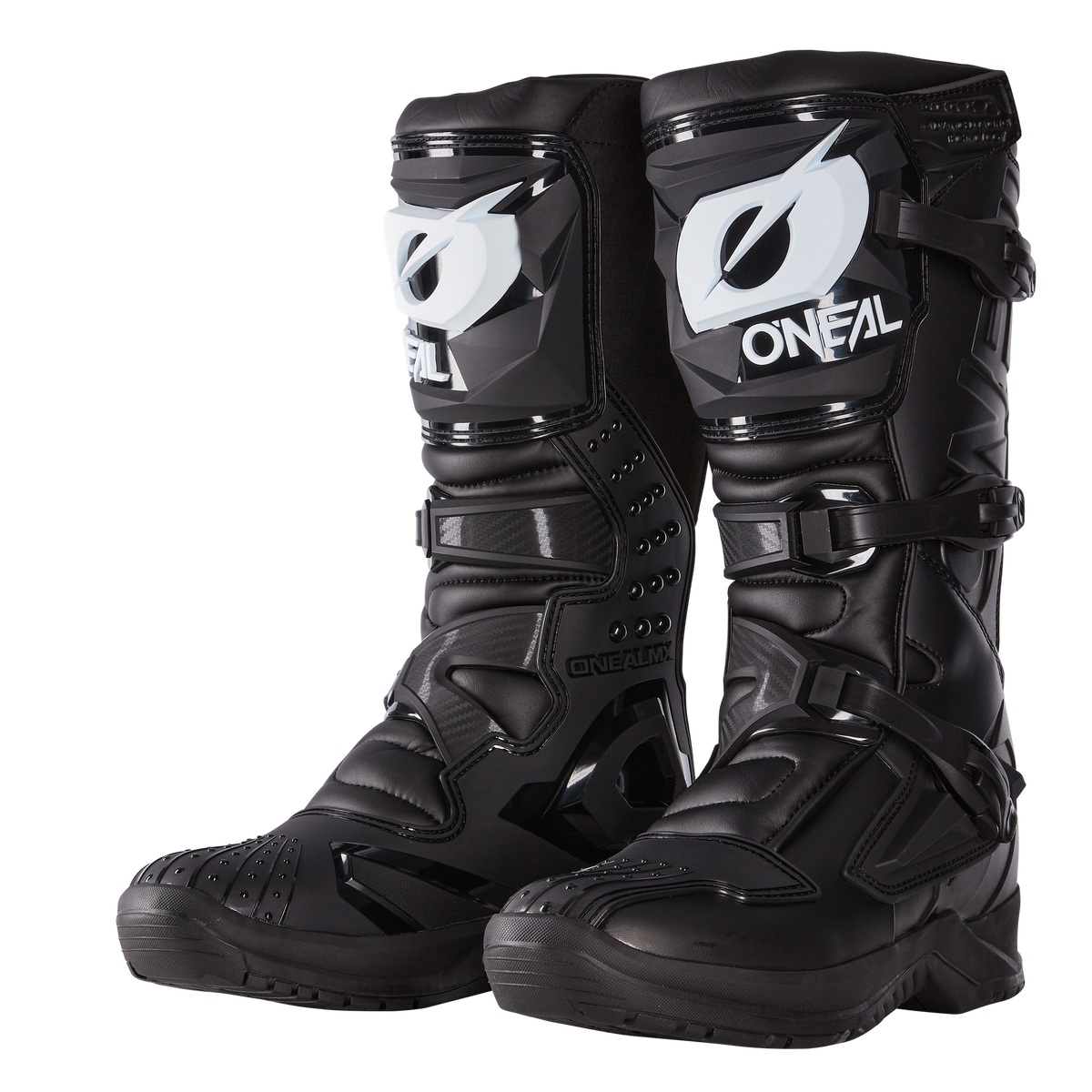 Ein Paar schwarze O'NEAL RSX Stiefel Motocross-Stiefel mit weißen Logos, verstärkten Sohlen, Schienbeinschutz und verstellbaren Schnallenriemen, die aufrecht auf einem einfarbigen Hintergrund stehen.