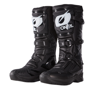 Un par de botas de motocross O'NEAL RSX negras con logotipos blancos, suelas reforzadas, espinilleras y correas con hebillas ajustables en posición vertical sobre un fondo liso.