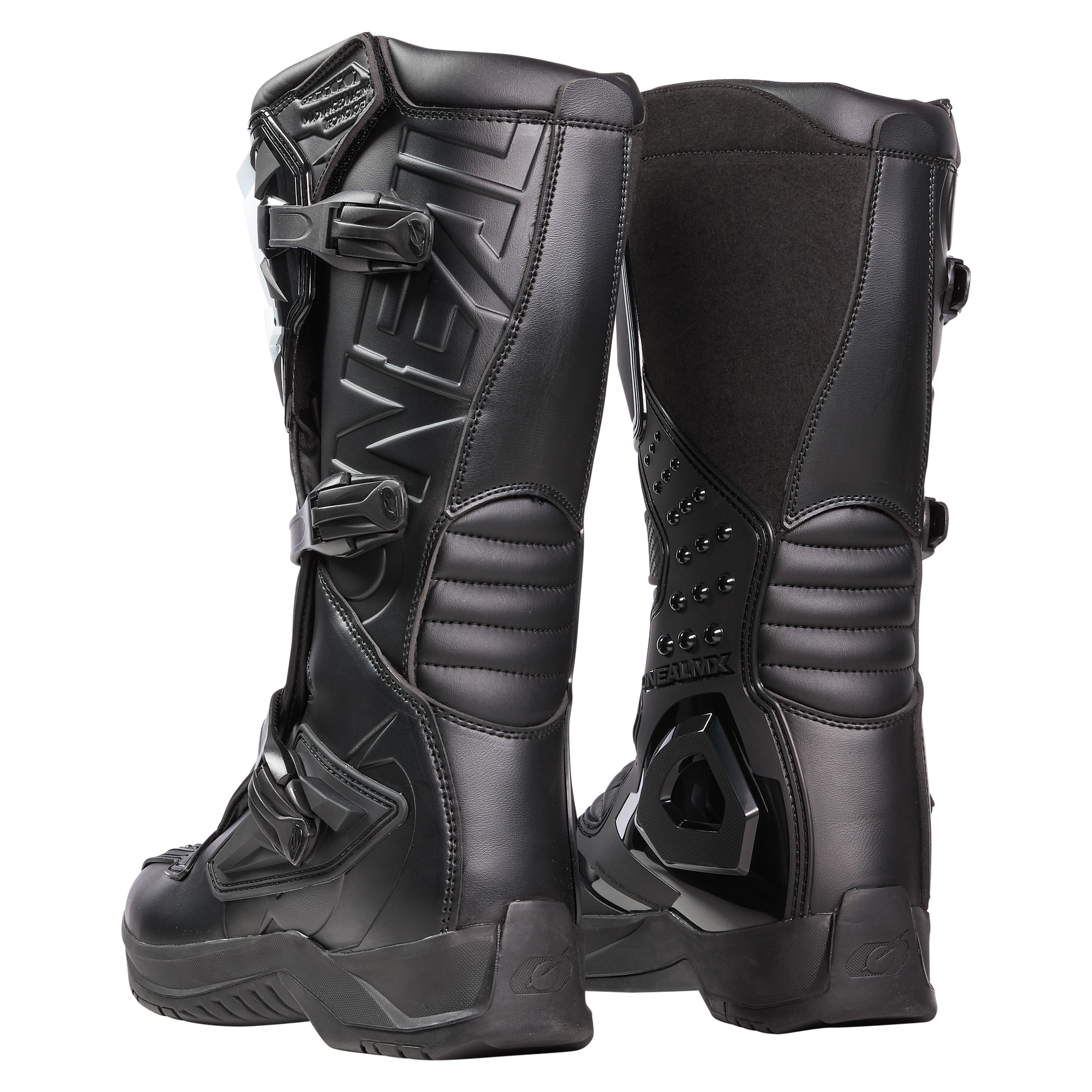 Ein Paar schwarze O'NEAL RSX Stiefel Motocross-Stiefel mit Schnallen, geriffelten Schienbein- und Wadenpolstern und strukturierten Sohlen. Ein Stiefel zeigt nach vorne, der andere zeigt seitliche und hintere Details. Marke: O'NEAL.
