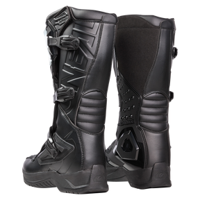 Un par de botas de motocross O'NEAL RSX negras con hebillas, espinilleras y pantorrilleras acanaladas y suelas texturizadas. Una bota es delantera y la otra tiene detalles laterales y traseros. Marca: O'NEAL.