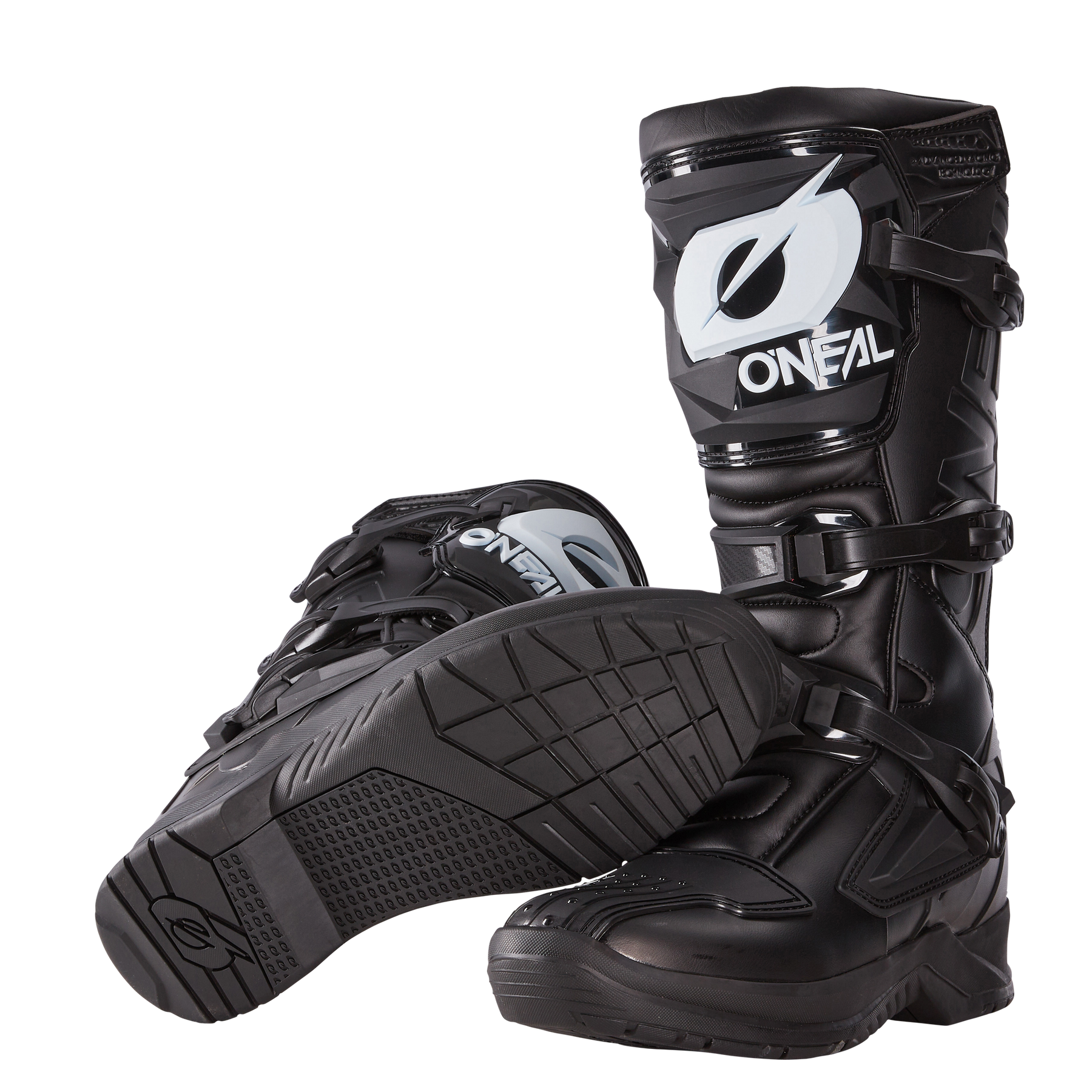 Ein Paar schwarze O'NEAL RSX Stiefel - einer aufrecht, einer auf der Seite, um die Sohle und das Profil zu zeigen. Diese MX-Stiefel von O'NEAL verfügen über robuste Schnallen und langlebige Schutzplatten für optimale Fahrsicherheit.