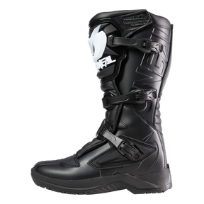 La bota O'NEAL RSX es una bota de motocross negra con suela robusta, espinillera, hebillas ajustables y un llamativo distintivo blanco en la solapa superior, ideal para salidas exigentes.