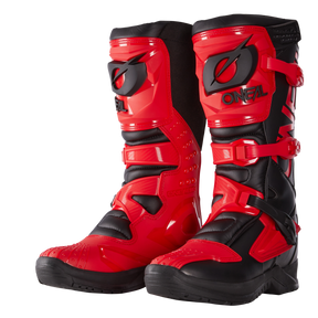 Un robusto par de botas O'NEAL RSX rojas y negras con hebillas, suela texturizada y llamativo logotipo, diseñadas para la conducción en moto todoterreno.