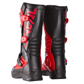 Un par de botas O'NEAL RSX negras y rojas con una marca llamativa, múltiples hebillas rojas y acolchado texturizado que se mantienen erguidas y ligeramente separadas.