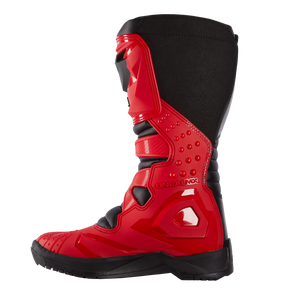 La bota O'NEAL RSX, en la imagen lateral sobre fondo blanco, se caracteriza por su combinación de colores rojo y negro, su armadura reforzada, su superficie texturizada y su caña alta: las botas de motocross ideales para las duras aventuras fuera de la carretera.