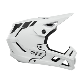 Der O'NEAL SL1 Helmet CREST ist ein weißer Fullface-Motocross-Helm mit schwarzen Akzenten, O'NEAL-Logo, ausgeprägtem Visier und kantigen Belüftungsöffnungen für optimalen Schutz in jedem Gang.