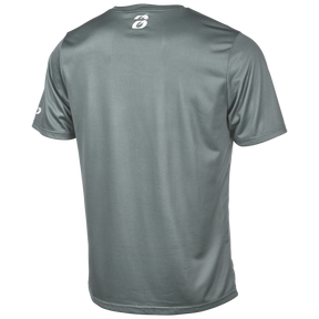 El maillot O'NEAL Slickrock STATIC es un sencillo maillot deportivo gris de manga corta con la calidad y el confort de O'NEAL, con pequeños logotipos blancos en el escote y la manga izquierda, ideal para el ciclismo de montaña.
