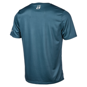 El maillot O'NEAL Slickrock STATIC es un maillot deportivo de color verde azulado, de manga corta, con pequeños logotipos O'NEAL blancos en la parte superior del escote y en la manga izquierda, diseñado para ofrecer comodidad y la calidad probada de O'NEAL.