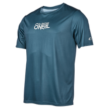 El maillot O'NEAL Slickrock STATIC es un maillot de ciclismo de montaña de manga corta de color verde azulado con el logotipo O'NEAL blanco en el pecho y un pequeño logotipo en la manga, que combina calidad y comodidad sobre un fondo liso.