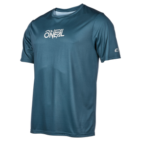 El maillot O'NEAL Slickrock STATIC es un maillot de ciclismo de montaña de manga corta de color verde azulado con el logotipo O'NEAL blanco en el pecho y un pequeño logotipo en la manga, que combina calidad y comodidad sobre un fondo liso.
