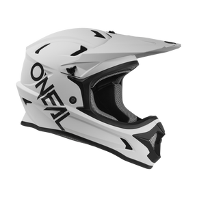 Der O'NEAL SONUS Helm SOLID ist ein weißer MTB-Helm mit schwarzem Visier und Belüftung, mit dem Schriftzug "O'NEAL" in fetten schwarzen Buchstaben an der Seite - ideal für Ihr nächstes Bike-Abenteuer.