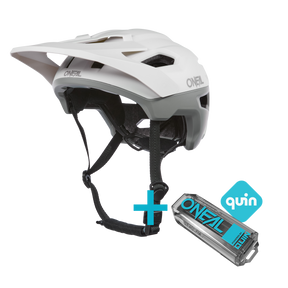 L'O'NEAL TRAILFINDER EVO Solid Quin Bundle include un casco O'NEAL bianco con cinturino nero e un dispositivo O'NEAL rettangolare con il Quin Smart Safety Sensor e il logo Quin blu.