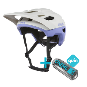 L'O'NEAL Trailfinder EVO Solid Quin Bundle, composto da un casco da enduro bianco e color lavanda con visiera e un sensore di sicurezza intelligente, è mostrato accanto al logo Quin per mostrare questa combinazione avanzata di O'NEAL.