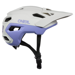 El casco O'NEAL Trailfinder EVO Solid se caracteriza por los colores blanco y morado claro, las aberturas de ventilación angulares, la visera superior y la mentonera negra ajustable, ideal para la práctica del Trail.