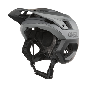 The O'NEAL TRAPPER Helmet SOLID is a gray and black bike helmet with visor, ventilation and adjustable chin strap for safety and comfort. Ideal as an enduro helmet from O'NEAL for versatile cycling adventures.