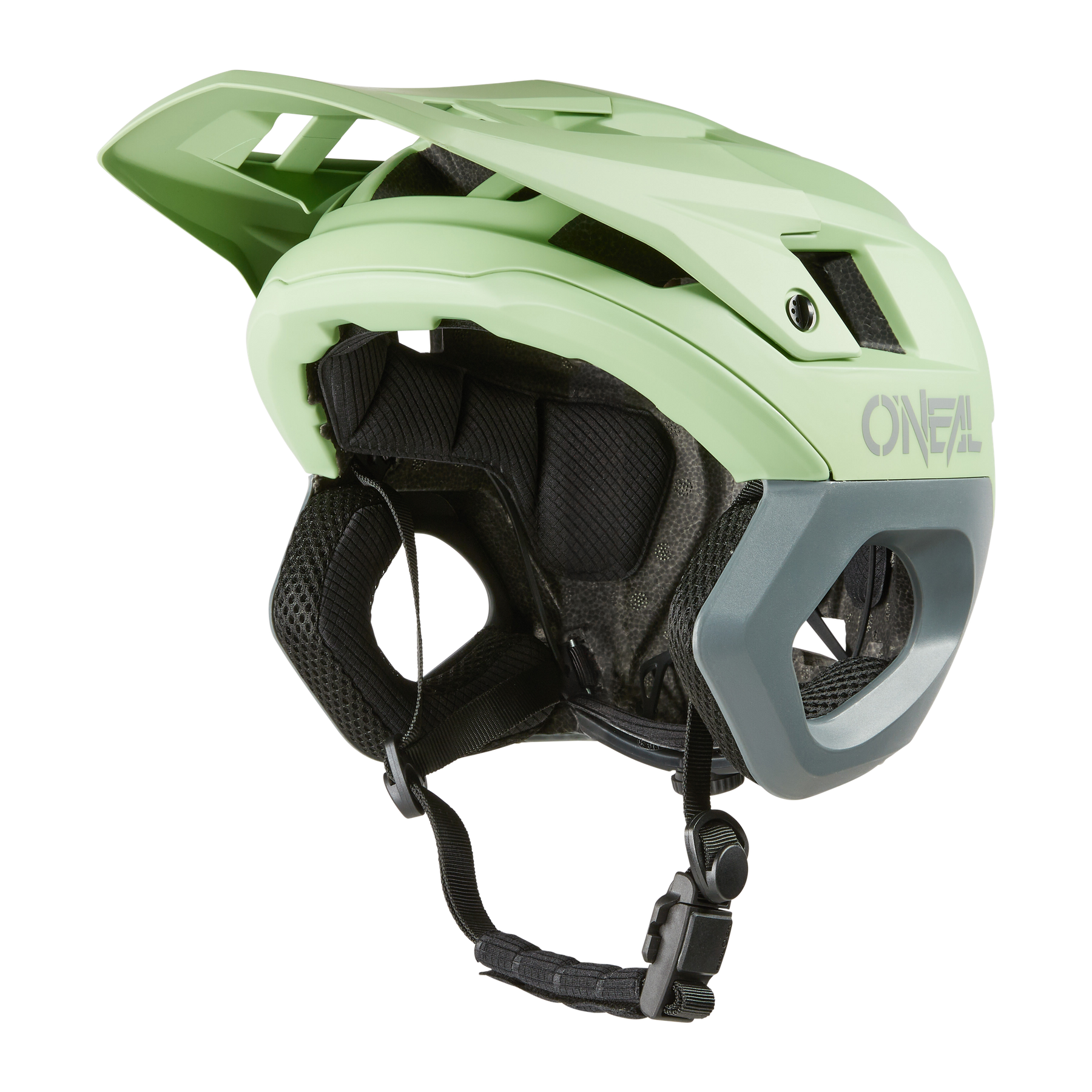 Le casque O'NEAL TRAPPER SOLID en vert clair et gris dispose d'une visière, d'un intérieur rembourré et d'une mentonnière noire réglable ; illustré sur fond blanc.