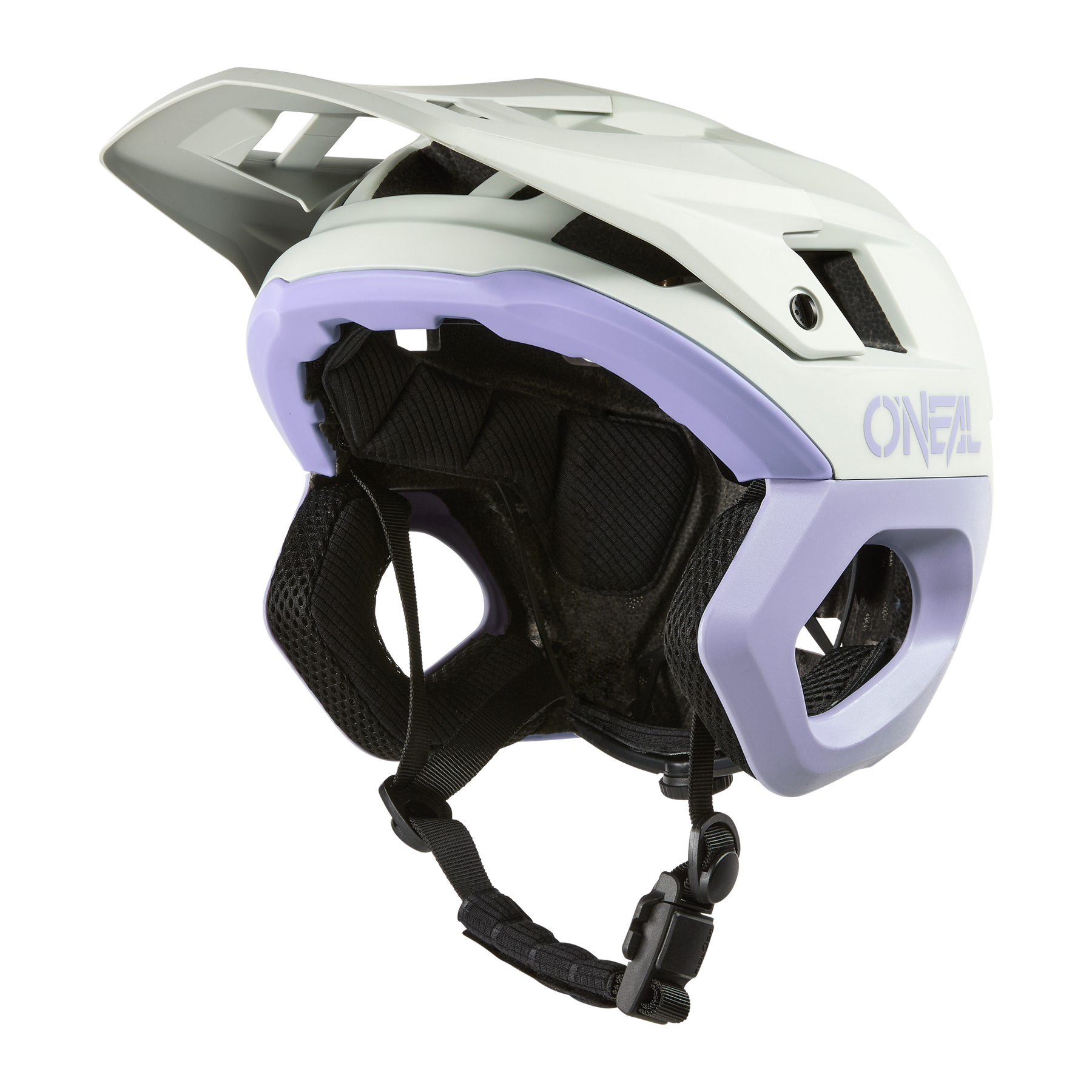 Un casque de mountainbike O'NEAL TRAPPER Helmet SOLID blanc avec une visière, des ouvertures d'aération latérales, un rembourrage noir et une jugulaire ajustable est présenté sur un fond noir sobre.