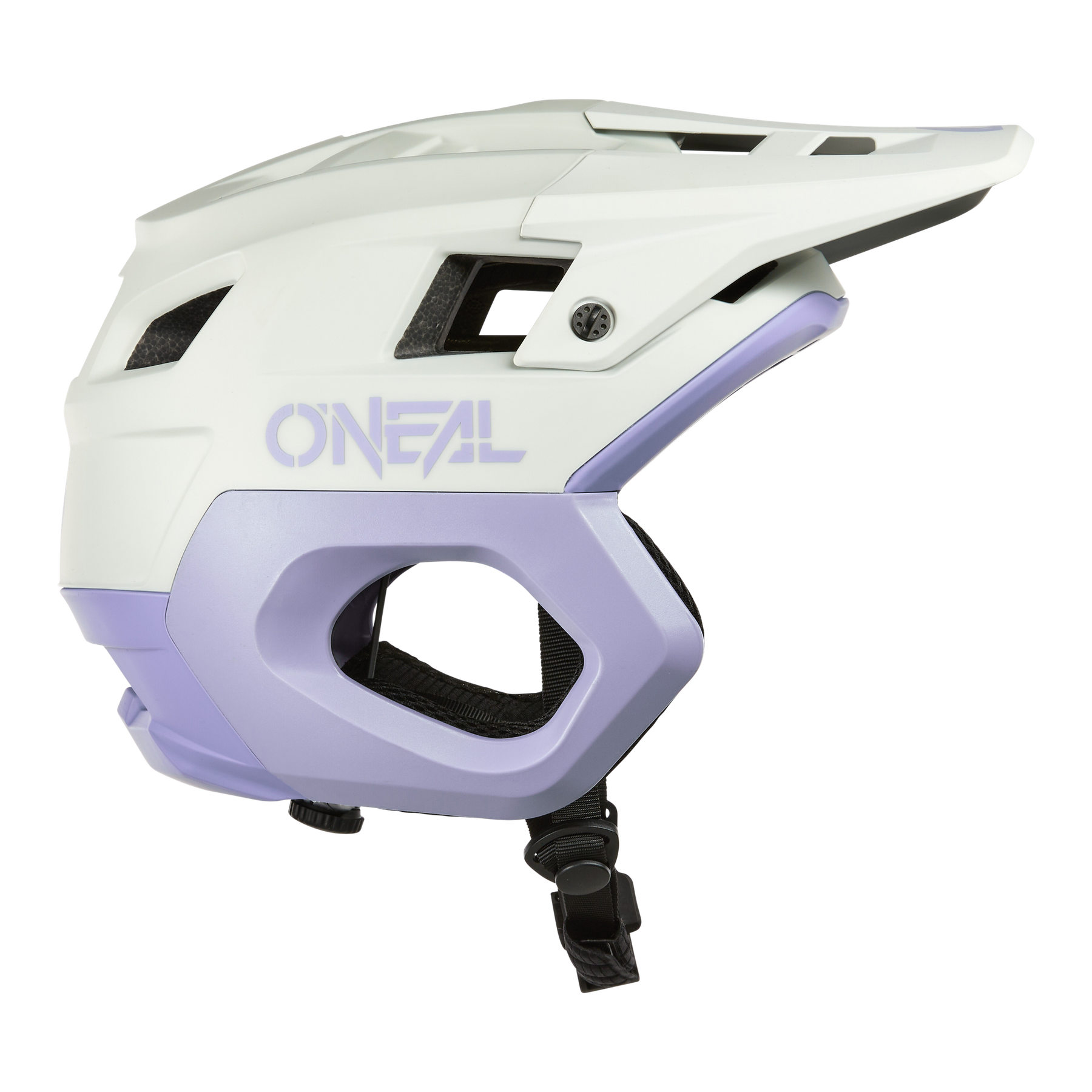 Le casque O'NEAL TRAPPER SOLID en blanc et violet clair dispose d'une visière, d'ouvertures d'aération latérales et d'une jugulaire noire ajustable, représentée de côté sur un fond uni.