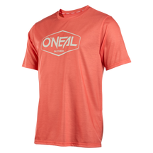 Das O'NEAL VAULT Jersey ist ein korallenrotes, kurzärmeliges Mountainbike-Trikot mit einem weißen "ENJOY RIDE"-Logo in einem Sechseck auf der Brust, das auf einem unifarbenen Hintergrund abgebildet ist.