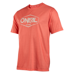 Das O'NEAL VAULT Jersey ist ein korallenrotes, kurzärmeliges Mountainbike-Trikot mit einem weißen "ENJOY RIDE"-Logo in einem Sechseck auf der Brust, das auf einem unifarbenen Hintergrund abgebildet ist.