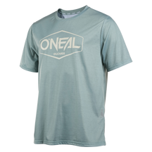 Das O'NEAL VAULT Jersey ist ein hellblaues, kurzärmeliges Mountainbike-Top mit weißem "O'NEAL ENJOY RIDE"-Logo, das aus atmungsaktivem, antibakteriellem Material gefertigt ist und auf einem unifarbenen Hintergrund gezeigt wird.