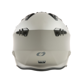 Eine Rückansicht des O'NEAL VOLT Helm SOLID in mattem Weiß mit schwarzen Lüftungsöffnungen und einem Sicherheitszertifizierungsetikett im unteren Bereich.